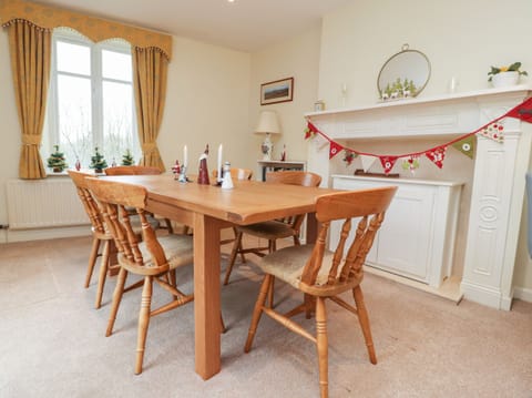 Cottage | Private kitchen | Fridge, electric kettle, toaster, cookware/dishes/utensils