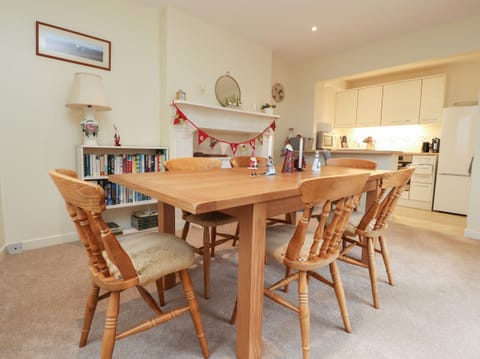 Cottage | Private kitchen | Fridge, electric kettle, toaster, cookware/dishes/utensils