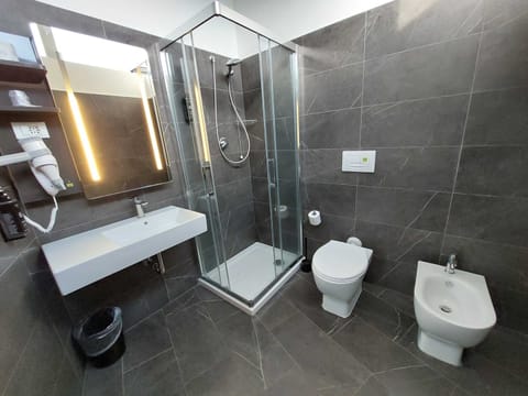 Superior Single Room, Non Smoking | Bathroom | Shower, rainfall showerhead, eco-friendly toiletries, hair dryer