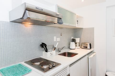 Standard Studio, 2 Twin Beds, Mountain View | Private kitchen | Fridge, microwave, oven, coffee/tea maker