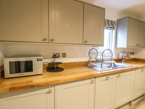 Cottage | Private kitchen | Fridge, electric kettle, toaster, cookware/dishes/utensils