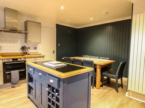 Cottage | Private kitchen | Fridge, electric kettle, toaster, cookware/dishes/utensils