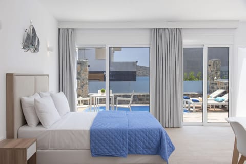 Superior Studio, Private Pool, Sea View | Desk, soundproofing, free WiFi, bed sheets