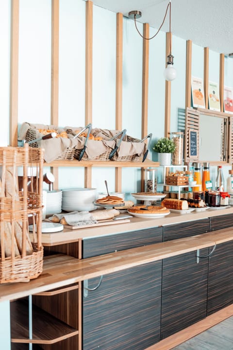 Daily continental breakfast (EUR 14 per person)