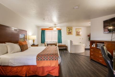 Signature Suite, 1 King Bed (Jacuzzi) | Premium bedding, down comforters, pillowtop beds, in-room safe