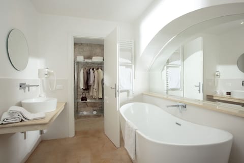 Junior Studio Suite | Bathroom | Shower, hair dryer, bidet, towels