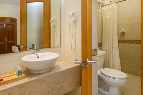 Standard Double Room | Bathroom | Shower, rainfall showerhead, towels