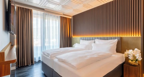 Junior Suite | Hypo-allergenic bedding, in-room safe, desk, soundproofing