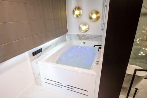 Design Apartment, Hot Tub | Jetted tub