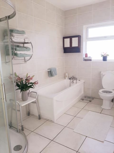 Standard Double Room, Private Bathroom, Garden View (Outside of the bedroom) | Bathroom