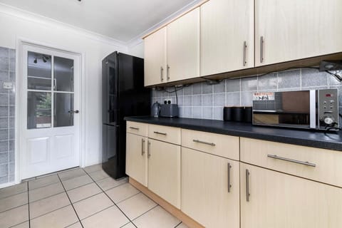 House | Private kitchen | Fridge, microwave, oven, stovetop