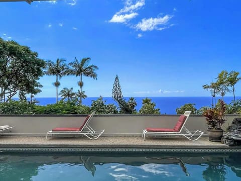 Situated on lanai overlooking ocean and Kona. This is a huge 15 x 30 pool.