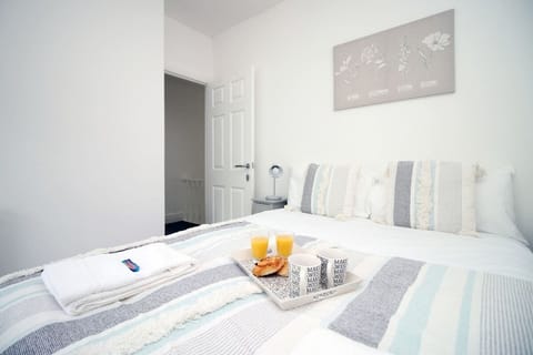 Double bedroom, hotel standard linens