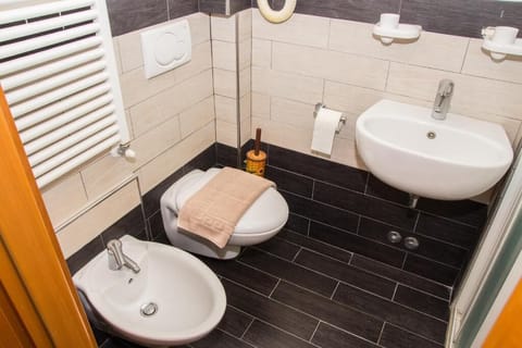 Classic Double Room | Bathroom | Bidet, towels, soap, shampoo