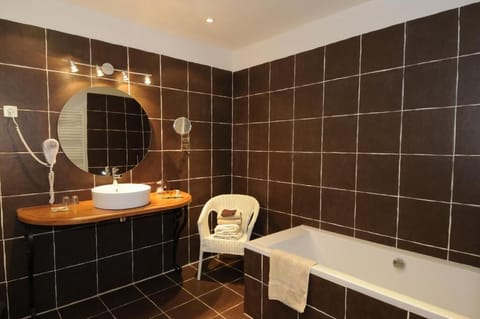 Deluxe Room | Bathroom | Hair dryer, bathrobes, towels