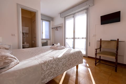 Panoramic Double or Twin Room | Desk, free WiFi, bed sheets