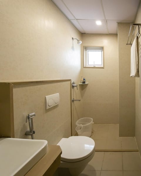 Family Quadruple Room | Bathroom | Combined shower/tub, free toiletries, bathrobes