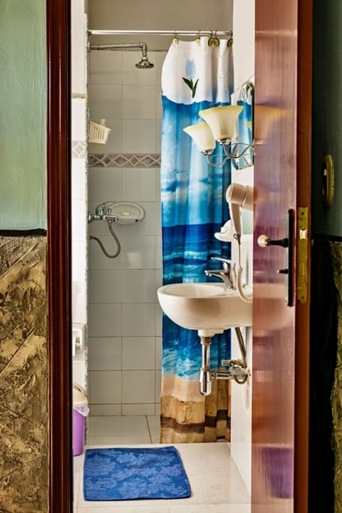 Classic Twin Room | Bathroom | Shower, towels
