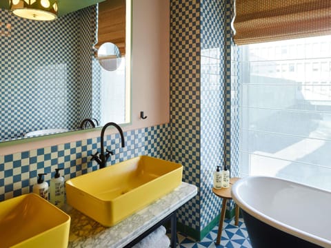 Gigantic | Bathroom | Shower, eco-friendly toiletries, hair dryer, towels