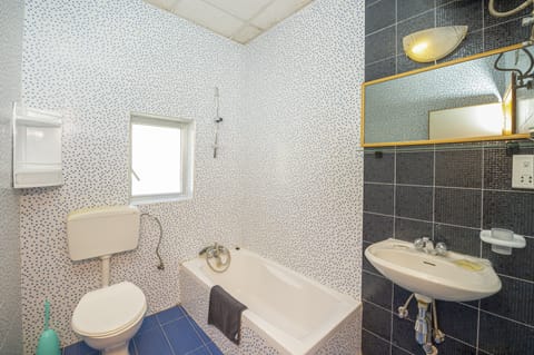 Triple Room | Bathroom | Shower, hair dryer, towels