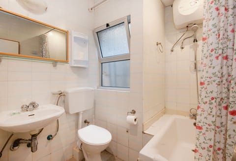 Standard Double Room | Bathroom | Shower, hair dryer, towels