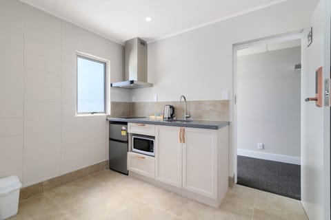 Suite, 1 Bedroom, 1 King and 2 Twin | Private kitchen | Mini-fridge, microwave, stovetop, electric kettle