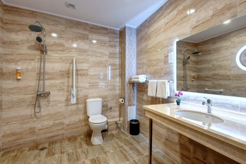 Classic Suite, Non Smoking | Bathroom | Shower, rainfall showerhead, free toiletries, hair dryer