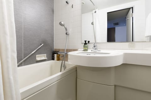 Suite, 2 Twin Beds | Bathroom | Combined shower/tub, deep soaking tub, free toiletries, hair dryer