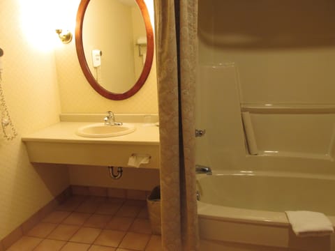 Executive Room, 1 Queen Bed | Bathroom | Combined shower/tub, designer toiletries, hair dryer, towels