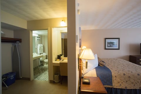 Deluxe King | Bathroom | Combined shower/tub, designer toiletries, hair dryer, towels