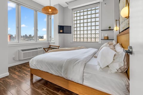 Premier Manhattan View King Suite | In-room safe, iron/ironing board, free WiFi, bed sheets