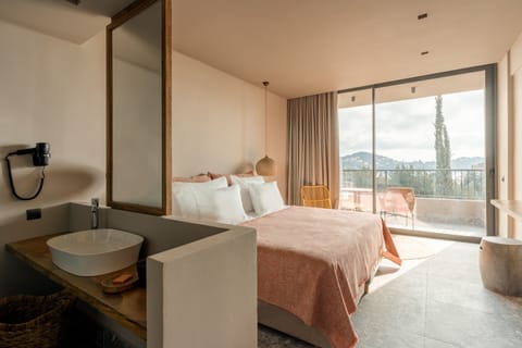 Premium bedding, in-room safe, desk, laptop workspace