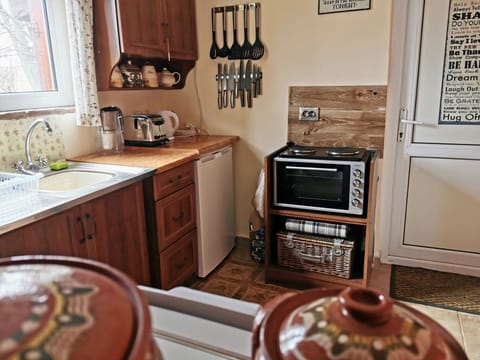 Cottage | Private kitchen | Fridge, microwave, oven, stovetop