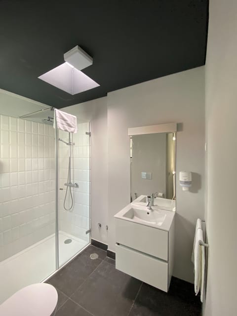 Standard Twin Room | Bathroom | Shower, rainfall showerhead, hair dryer, towels