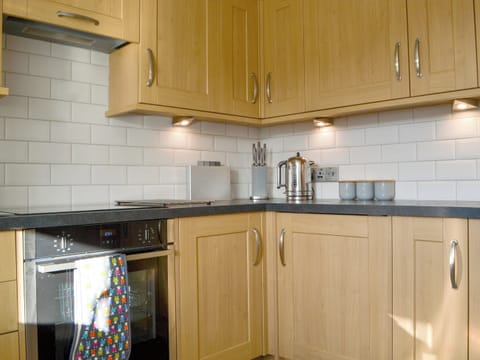 Kitchen | Wise Cottage - Great Grove Apartments, Keswick