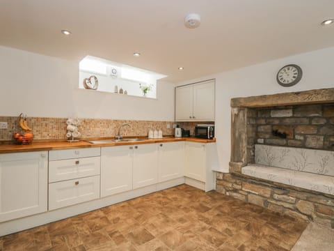 Cottage | Private kitchen | Fridge, electric kettle, cookware/dishes/utensils