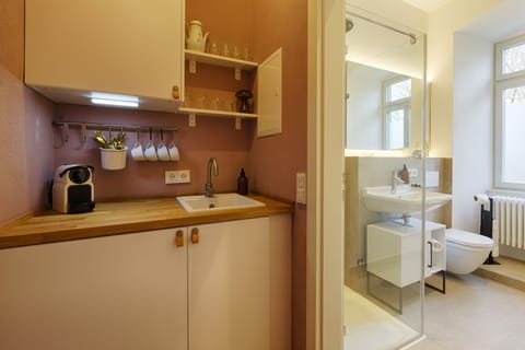 Studio | Private kitchen | Stovetop, electric kettle, toaster, cookware/dishes/utensils