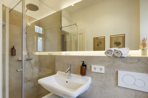 Studio | Bathroom | Shower, hair dryer, towels, soap