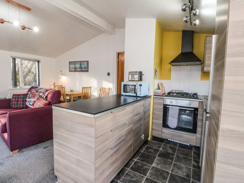 Cottage | Private kitchen | Fridge, electric kettle, toaster, cookware/dishes/utensils