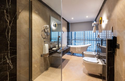 Executive Studio Suite | Bathroom | Combined shower/tub, rainfall showerhead, hair dryer, bathrobes