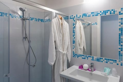 Superior Room, Sea View | Bathroom | Shower, free toiletries, hair dryer, bidet