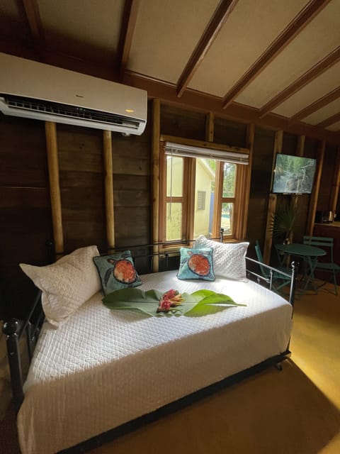 Executive Cabin | Free WiFi, bed sheets
