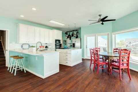 The family cook won't be far in the adjacent kitchen