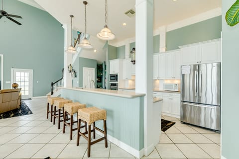 Large breakfast bar - perfect for snacking or serving meals