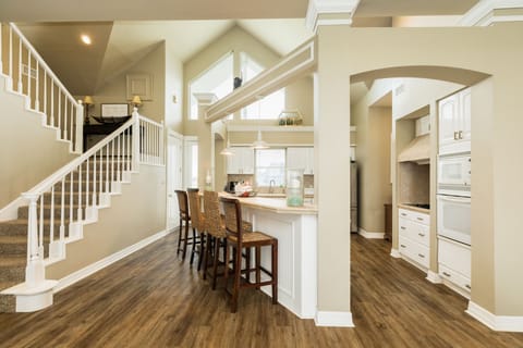 Long breakfast bar allows seating for 4