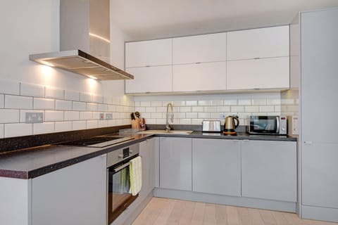 Flat 401 Farringdon Road | Private kitchen | Full-size fridge, microwave, oven, dishwasher