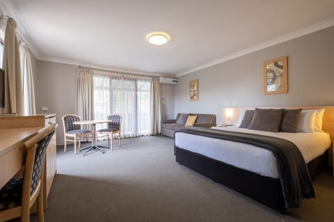 Executive Room | Iron/ironing board, free WiFi, bed sheets, wheelchair access