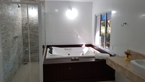 Deluxe Double Room, Jetted Tub | Free WiFi, bed sheets