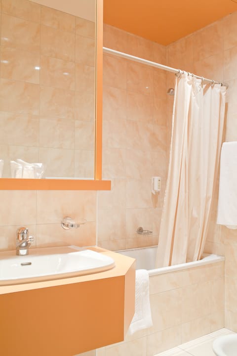 Combined shower/tub, hair dryer, towels