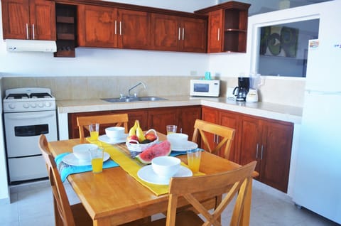 Deluxe Suite, 1 Bedroom, Kitchen, Partial Ocean View | Private kitchen